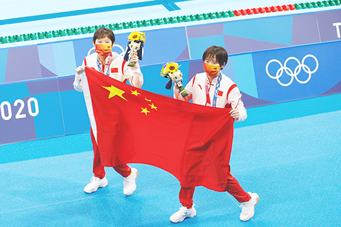 ◎ 東京奧運會跳水女子雙人十米跳台決賽,中國選手陳芋汐/張家齊奪得冠軍。 (香港中通社圖片)