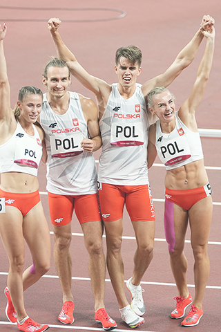 ◎ 東京奧運會新增項目——四乘四百米男女混合接力昨晚決賽。在決賽中,波蘭隊(如圖)以三分零九秒八七的成績奪冠,多米尼加隊以零點零一秒微弱優勢,力壓美國隊奪得銀牌。(新華社)