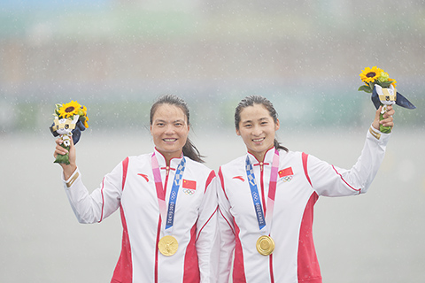 ◎ 八月七日,皮划艇選手徐詩曉(左)/孫夢雅在冠軍頒獎儀式上。(新華社記者費茂華攝)
