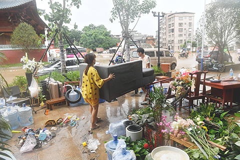 ◎ 八月七日,福建福州,市民在整理被淹物品。今年第九號颱風「盧碧」登陸後造成低窪地帶內澇積水、店舖被淹等損失,福州高新區南嶼鎮民眾開展自救。(中新社)