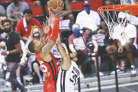 ◎ 美職籃夏季聯賽公牛昨早九十二比八十九勝馬刺。圖為馬刺的倫夫洛(前右)與柏希特爭搶籃板。(美聯社)