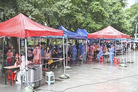 ◎ 八月十二日,廣東省廣州市林和街天河北社區,市民在一臨時核酸檢測點進行核酸檢測。廣州市天河區新冠肺炎疫情防控指揮部辦公室發佈通報稱,當日四時五十分,該區接中山大學附屬第三醫院報告一例入境人員解除集中隔離後,居家健康監測第四天鼻咽拭子新冠病毒核酸檢測初篩陽性。目前,天河區對遠東大廈等重點場所實行臨時封閉管理,對管控區域立即開展全員核酸篩查。(中新社)
