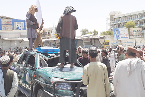 ◎ 圖為八月十三日,塔利班武裝人員在阿富汗第二大城市坎大哈街頭。(新華社)