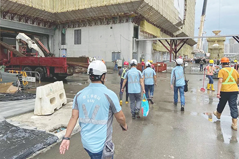 ◎ 勞工事務局職員到工地跟進。