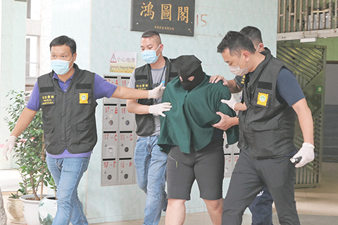 ◎ 警方在肇事大廈拘捕兇徒。