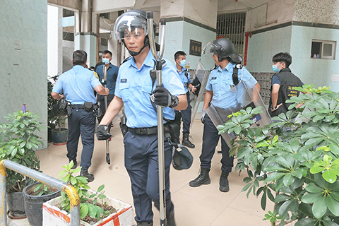 ◎ 現場警員手持盾牌及防暴叉。