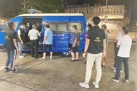 ◎ 十名男子涉不法經營賭博、聚賭被拘。