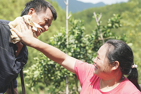 ◎ 本月十一日,在臍橙園勞作間隙,妻子劉招娣幫丈夫擦汗。