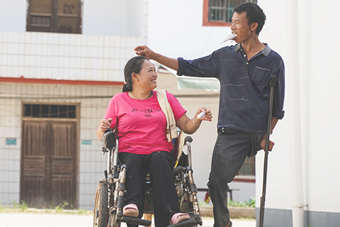 ◎ 本月十一日,忙完農活後,袁長明夫婦一起回家。