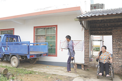 ◎ 本月十二日,袁長明挑著花生準備和妻子前往周邊市集銷售。