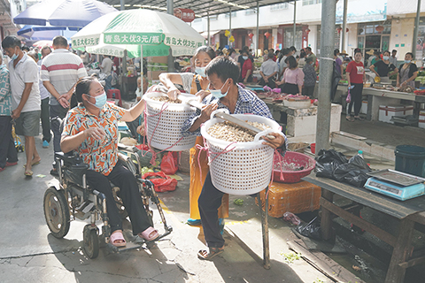 ◎ 本月十二日,袁長明夫婦在其他市集商販的幫助下卸下花生。