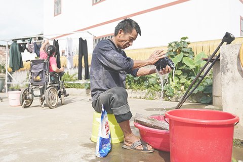 ◎ 本月十一日,袁長明夫婦在家中小院洗曬衣服。
