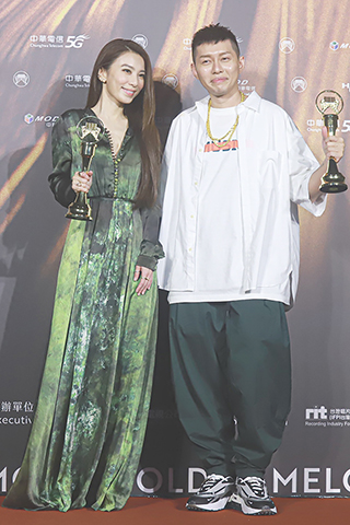 ◎ 台灣第三十二屆金曲獎頒獎典禮在台北流行音樂中心舉行。圖為最佳華語男女歌手獎分別由杜振熙、田馥甄奪得。