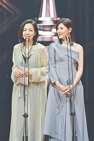 ◎ 台灣第三十二屆金曲獎頒獎典禮舉行。圖為頒獎人萬芳(左)、蘇慧倫。