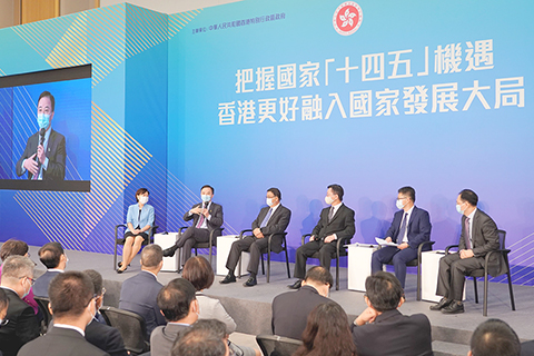 ◎ 八月二十三日上午,「把握國家『十四五』機遇香港更好融入國家發展大局」宣講會在香港特區政府總部舉行。與會嘉賓就「國際創新科技中心建設」進行現場交流。(中新社記者 張煒 攝)