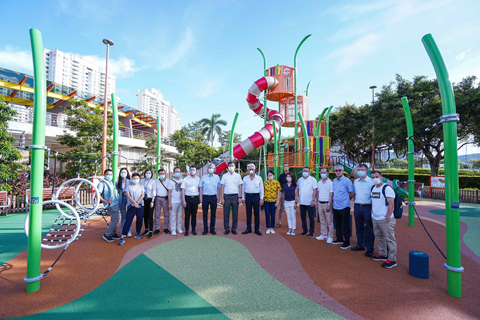 ◎ 市政諮詢委員參觀氹仔海濱休憩區內新增的兒童遊樂區。