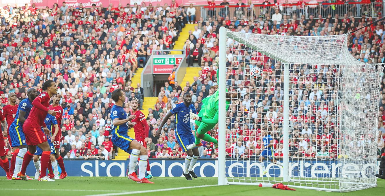 ◎ 八月二十八日,利物浦隊門將阿祖安(右一)未能撲出車路士隊球員夏維斯的攻門。二0二一至二0二二賽季英格蘭足球超級聯賽第三輪比賽,利物浦隊主場以一比一戰平車路士隊。(新華社發 馬丁 攝)