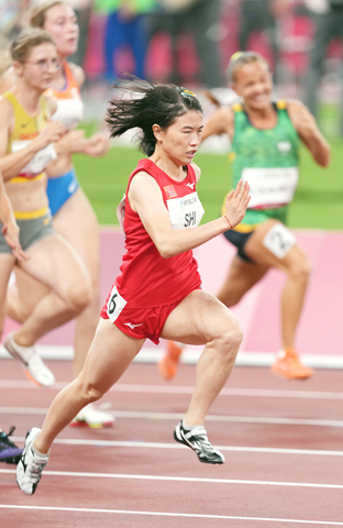 ◎ 九月一日,史逸婷在比賽中。在東京殘奧會田徑女子一百米T36級決賽中,中國選手史逸婷奪得冠軍,並打破世界紀錄。(新華社記者 才揚 攝)