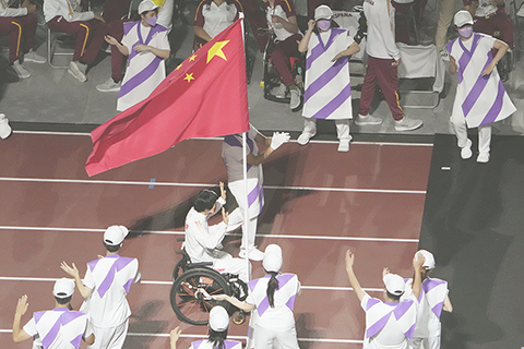 ◎ 九月五日晚上七時東京殘奧會閉幕,中國體育會代表團由女子輪椅籃球運動員張雪梅擔任中國國旗旗手,帶領中國團隊入場。(美聯社)