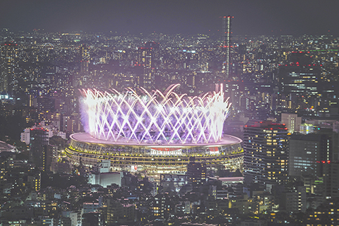 ◎東京殘奧會所有賽事結束,昨(九月五日)晚上在東京國立競技場舉行閉幕禮。 閉幕禮由一批殘障人士表演電子音樂和歌舞的片段作為引子,當中加入包括街頭舞蹈等年輕元素,過程較開幕禮簡樸,氣氛較輕鬆。 日本皇室由文仁親王作為代表,出席閉幕禮,是晚館內並放煙花慶祝。(美聯社)