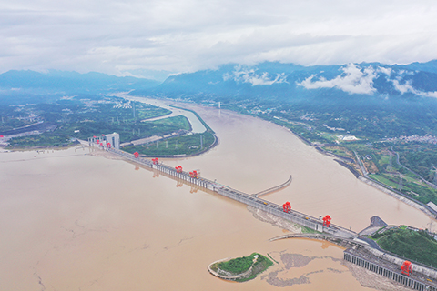 ◎ 九月六日,水利部長江水利委員會(簡稱「長江委」)消息,受強降雨影響,長江上游岷沱江、嘉陵江及三峽區間來水增加,當天十四時三峽入庫流量漲至五萬四千立方米每秒。根據《全國主要江河洪水編號規定》,達到洪水編號標準,「長江二0二一年第一號洪水」就此在上游形成。圖為「長江二0二一年第一號洪水」通過三峽水庫。(無人機照片)(中新社)