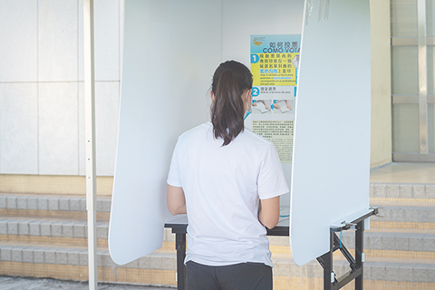 ◎ 疫情防控區內設立流動投票站,供區內選民行使投票權。