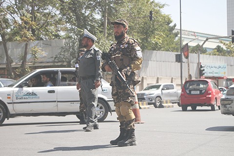 ◎ 阿塔九月七日在喀布爾宣佈組建臨時政府,表示將確保阿「持久和平、繁榮與發展」。分析人士指出,雖然塔利班在軍事上已基本控制阿全境,但執掌政權對於塔利班來說意味著更大挑戰:對內需穩定局勢,實現民族和解,改善經濟民生;對外需妥善處理與周邊國家關係,盡快獲得國際社會認可。圖為八日拍攝的喀布爾街頭。(新華社)