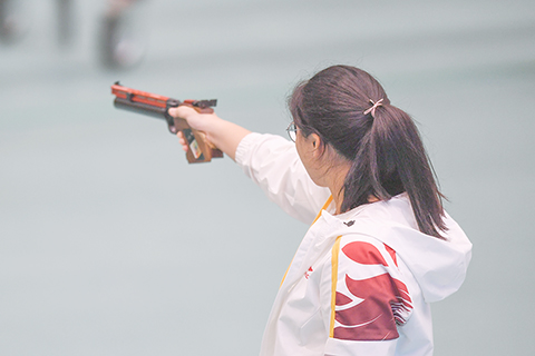 ◎ 九月十四日,沈奕瑤在女子十米氣手槍決賽中。在陝西西安舉行的第十四屆全運會射擊比賽女子十米氣手槍決賽中,上海選手沈奕瑤以二百四十一點九環的成績奪得該項目冠軍。(中新社記者王剛攝)