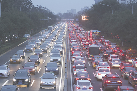◎ 九月十八日,中秋節前最後一個工作日晚高峰,北京地面交通現擁堵。圖為車輛在北京東二環主路排隊緩行。(中新社)