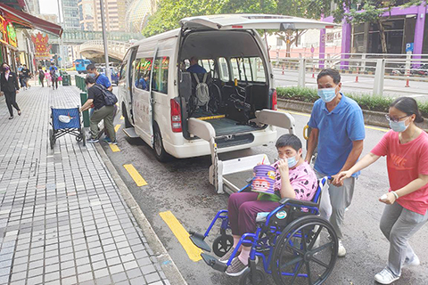 ◎ 澳門明愛提供無障礙復康車及外展人員支持活動的進行。