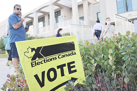 ◎ 當地時間九月二十日,加拿大迎來第四十四屆聯邦眾議院選舉投票日。圖為選民在安大略省萬錦市(Markham)一投票站參與投票。(中新社)