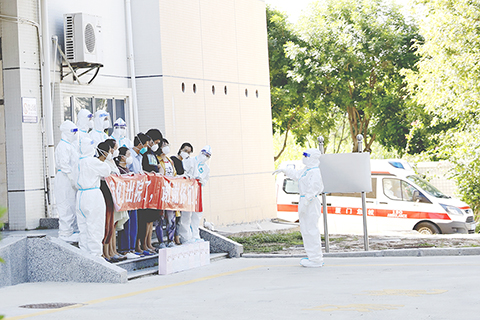 ◎ 九月二十五日上午,在廈門市新冠肺炎定點救治醫院(杏林醫院),廈門首批七例本土新冠肺炎患者治癒出院。隨後,七名治癒患者將由轉運救護車送往康復醫院。(中新社)