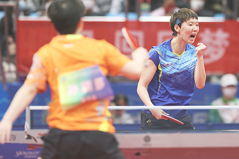 ◎ 九月二十五日,黑龍江選手王曼昱在比賽中慶祝。在陜西延安進行的第十四屆全運會乒乓球項目女子單打決賽中,黑龍江隊選手王曼昱以4比0戰勝河北隊選手孫穎莎,奪得冠軍。新華社記者張濤攝