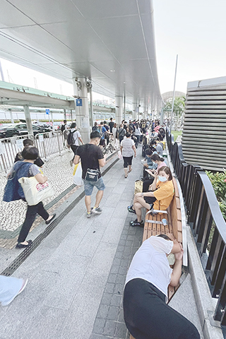 ◎ 「求出關,趕入關」情景再度出現。