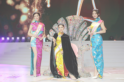 ◎ 二十五日,亞洲電視有限公司於香港大埔廠房舉行《亞洲小姐選舉二0二一》香港區決賽。圖為亞洲小姐亞軍袁群有(左起)、亞洲小姐冠軍陳美儀、亞洲小姐季軍梁欣娟。