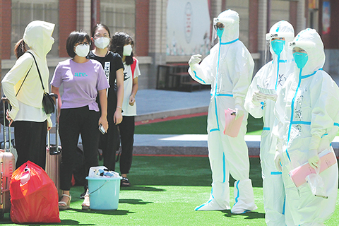 ◎ 九月二十六日,仙遊縣華文學校疫情防控隔離點,符合解除集中醫學觀察要求的隔離人員走出隔離點。當日,福建省莆田市仙遊縣首批一百零八名次密接者解除集中醫學觀察,自該縣各隔離點陸續搭乘專車,點對點運送至居家健康監測點,進行為期七天的居家健康監測。截至二十五日二十時,作為本輪疫情的起源點,仙游縣累計排查出密接者四千一百七十六人,次密接者七千七百零九人。(中新社)