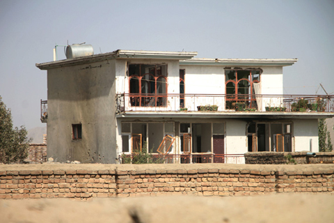 ◎ 圖為十月四日在喀布爾拍攝的塔利班人員同「伊斯蘭國」武裝份子交火中受損的建築。(新華社)