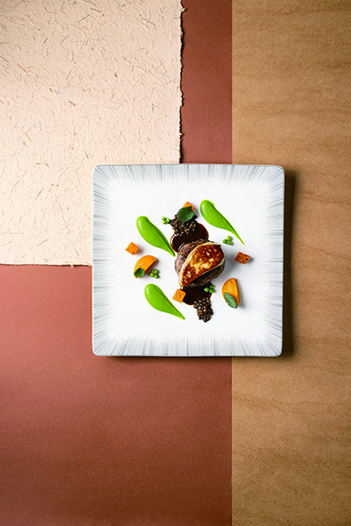 ◎ 葡萄牙True Born牛里脊肉他他配法式酸奶油、沙拉及Calvisius 西伯利亞魚子醬。