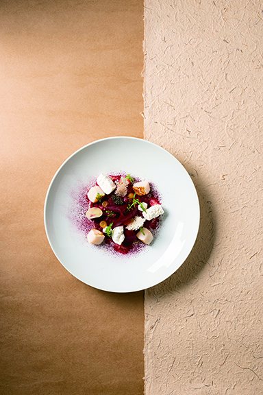 ◎ Calvisius Oscietra 皇家魚子醬配意式大麥燴飯,以及紅菜頭、北海道帶子、火箭菜、希臘芝士和水牛芝士。