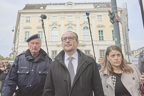 ◎ 這是十月十日在奧地利維也納拍攝的奧地利外長沙倫貝格(中)。奧地利總理庫爾茨九日晚宣佈辭職,並提名現任外長沙倫貝格接任總理職務。(新華社)