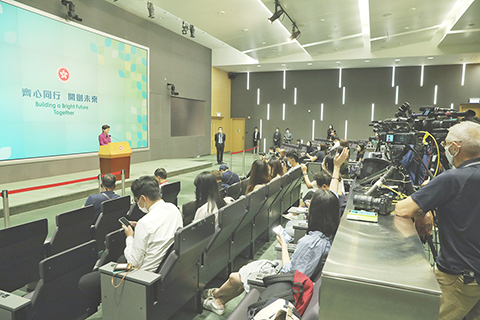 ◎ 十月十二日,香港特區行政長官林鄭月娥出席行政會議前會見傳媒時,感謝中聯辦落區關心基層人士,令市民加強國民身份認同。(香港中通社記者 謝光磊 攝)