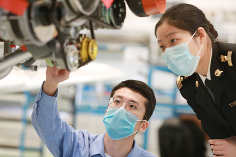 ◎ 拱北海關官員到中航通飛華南公司調研瞭解情況。(俞波攝)