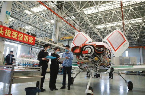 ◎ 拱北海關到中航通飛華南公司調研。(俞波攝)