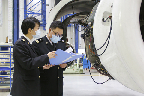 ◎ 拱北海關實地監管珠海摩天宇入廠維修飛機發動機。(李子堯攝)