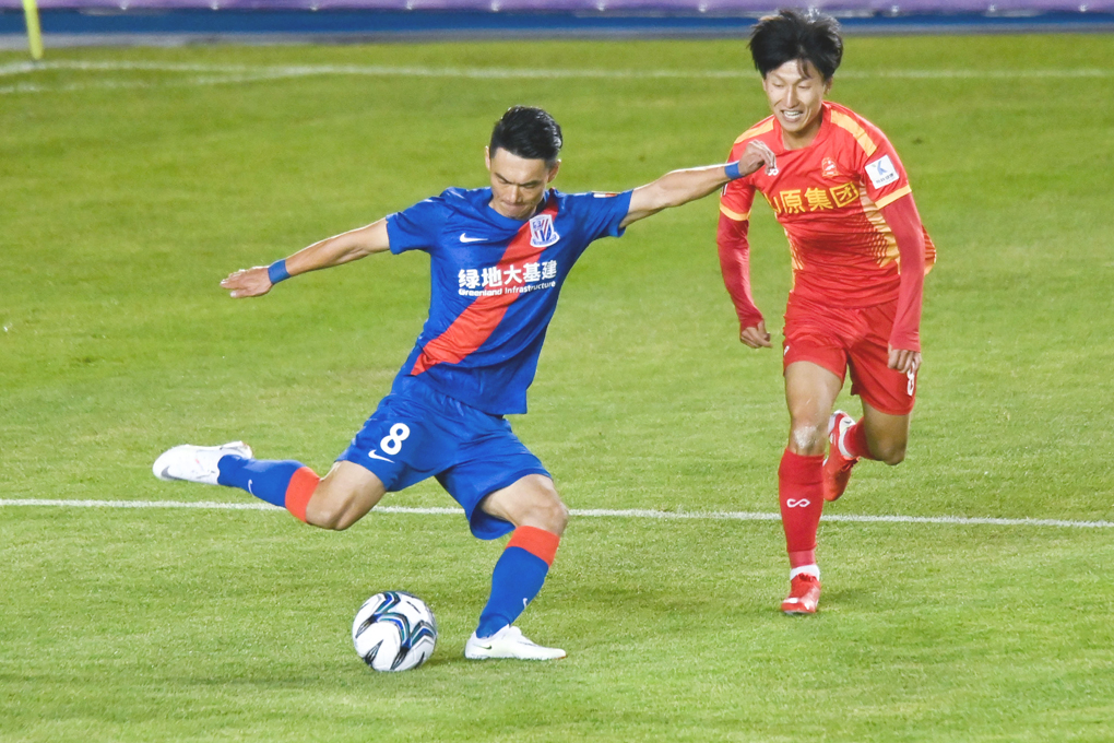 ◎ 十月十四日,上海申花隊球員張璐(左)與四川民足隊 李龍在比賽中拼搶。中國足協杯(長春賽區)比賽中,上海申花隊以三比0戰勝四川民足隊。(新華社記者 顏麟蘊攝)