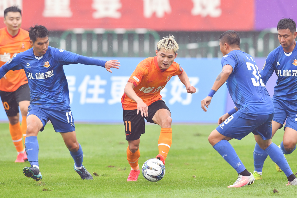 ◎ 十月十四日,武漢隊球員黃紫昌(中)在比賽中突破。中國足協杯(濟南賽區)比賽中,武漢隊以七比0戰勝丹東騰躍隊。(新華社記者 朱崢 攝)