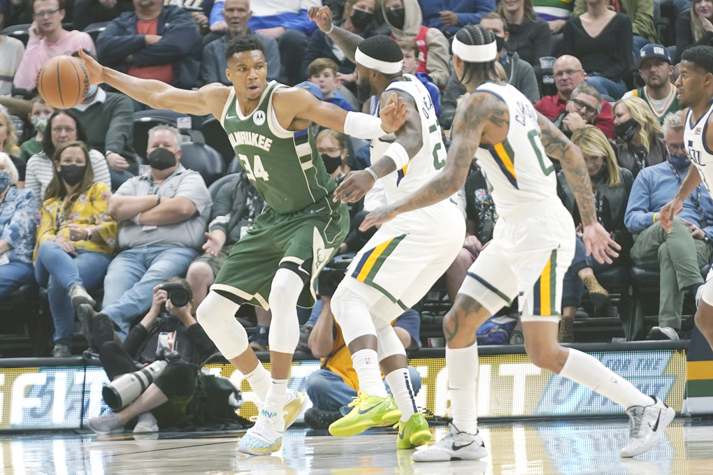 ◎ 公鹿卅四號「字母哥」昨早在季前賽現身,最終一二0比一二四不敵主場爵士。(美聯社)