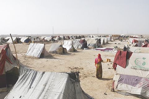 　◎ 這是十月二十三日在阿富汗馬扎裡沙里夫拍攝的一處無家可歸者的營地。（新華社）