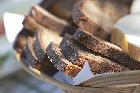 俄羅斯黑麵包的深色宛如中國的高粱面窩窩頭,切片口感酸鹹。