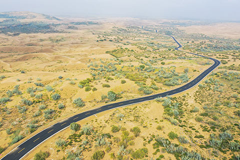 這是9月14日拍攝的位於內蒙古鄂爾多斯市達拉特旗境內的庫布其沙漠(無人機照片)。(新華社記者 連振 攝)